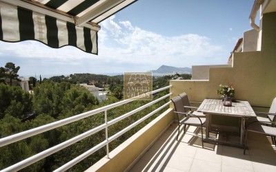 A beautiful semi-detached house with lovely sea views in Sierra Altea Golf.
